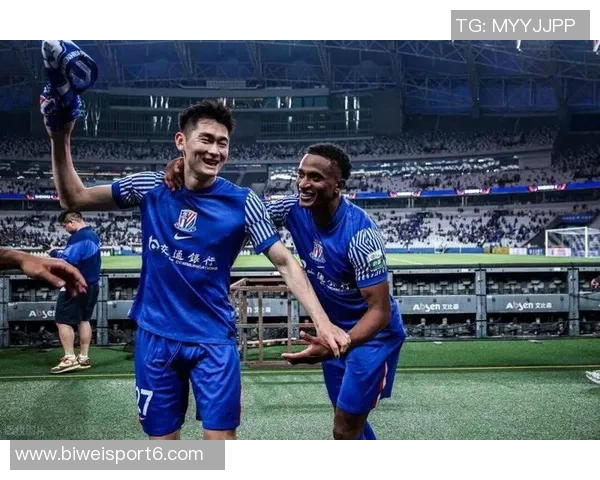 广岛球员失误送机会米内罗头球被解围路易斯补射遗憾中柱