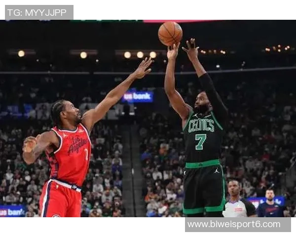 杰伦布朗次节火力全开狂砍18分半场14投9中斩获22分助攻与抢断表现出色